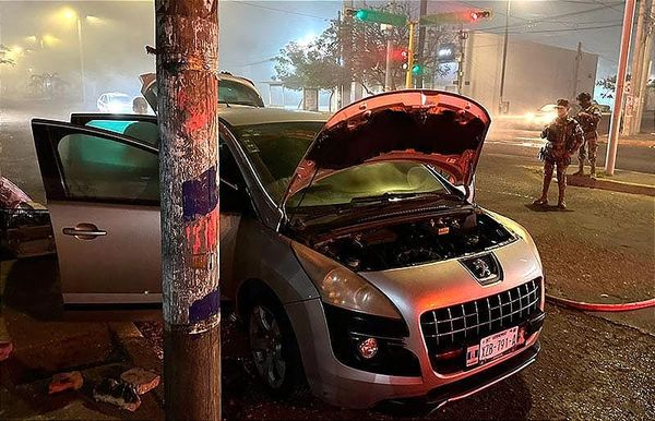 ¡SE LE QUEMA EL AUTO CUANDO COMPRABA EN LA FARMACIA!