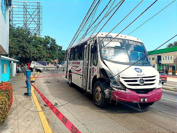 ¡CARAMBOLAZO! -De Pilón Tiran el Poste de Luz, *Por el fuerte impacto el poste fue derribado jalando el cableado y caer encima de otra camioneta