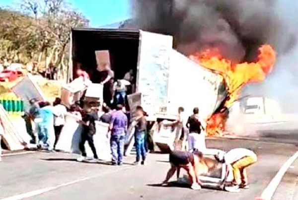 ¡CARRETERAZO EN NOGALES! | CHOCAN DOS TRACTOCAMIONES -Uno Transportaba Muebles, el Otro Grava