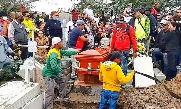 ¡ENTRE PORRAS, APLAUSOS, BENGALAS, RITMO DE BATUCADA...! - *DAN ÚLTIMO ADIÓS AL “PUMA” CHÁVEZ