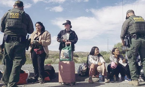 ¡INMIGRANTES VIENEN EN MASA: CREEN QUE PUEDEN QUEDARSE!