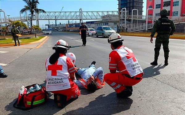¡ENCONTRONAZO ENTRE MOTORIZADO Y CAMIONETA DEL EJÉRCITO! -EN LA ENTRADA DEL RECINTO PORTUARIO