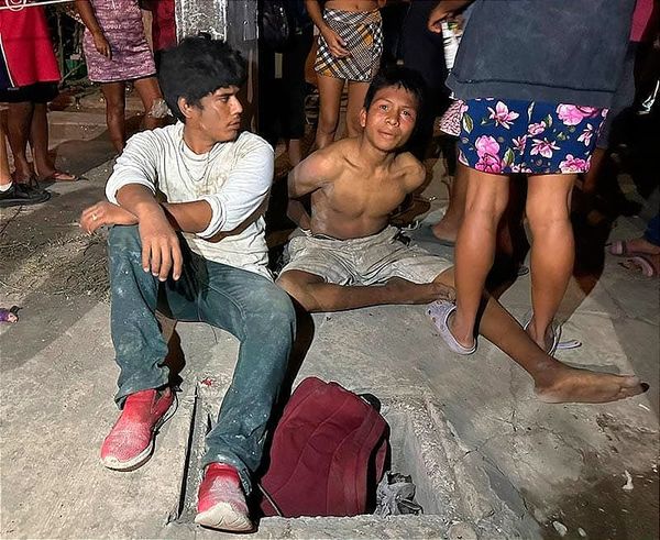 ¡REBAMBARAMBA! - |VECINOS LOS AMARRARON CUANDO ROBABAN EN UNA CASA, EN ESO LLEGARON LOS FAMILIARES A RESCATARLOS...