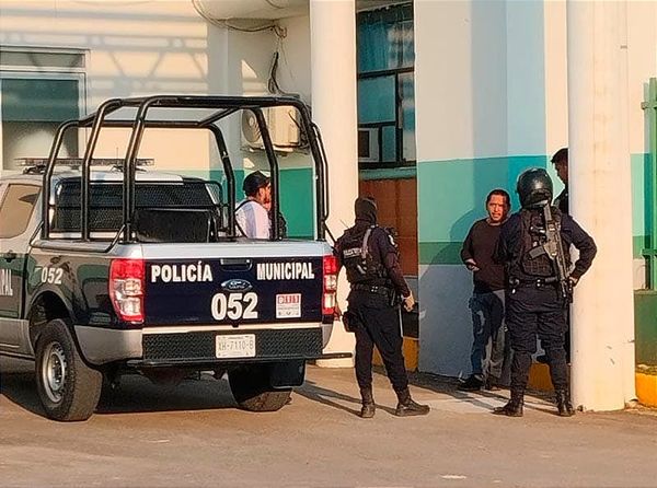 ¡LE DISPARAN DOS VECES, UNO EN LA CABEZA Y EL OTRO EN EL ROSTRO! - SIN MEDIAR PALABRA MIENTRAS CRUZABA UN PUENTE PEATONAL