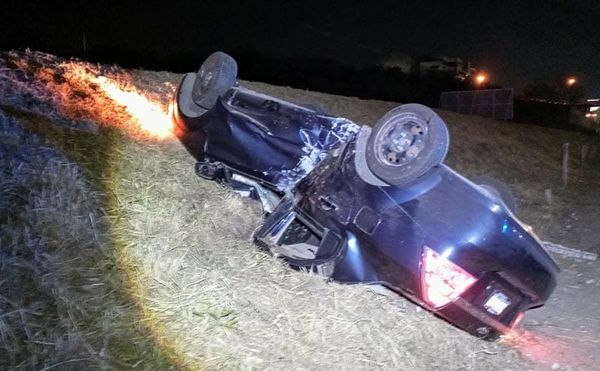 ¡CHOCA CON POSTE DE CFE Y DEJA SIN LUZ A VECINOS DE LA RIVIERA VERACRUZANA!