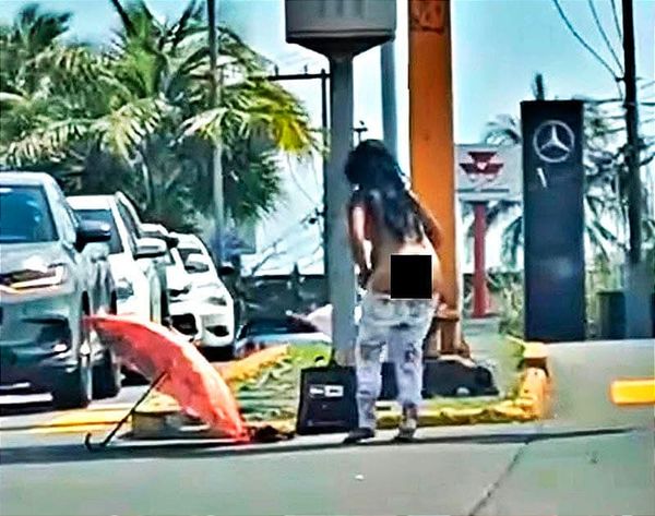 ¡STREAPTEASE EN LA BOTICARIA! -*QUE DEMI MOORE NI QUE NADA...AL ESTILO "FULL MONTY"