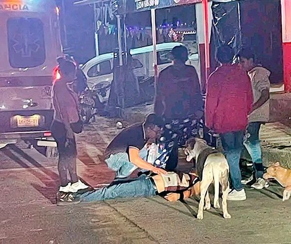 ¡DEJAN NOQUEADO A “EL TOCINO” EN UNA RIÑA! -DOS MUJERES Y UN HOMBRE DE LA DAN UNA PALIZA