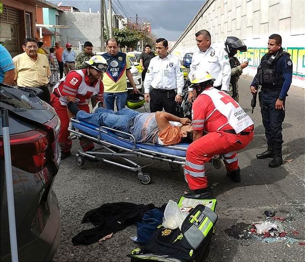 ¡PAREJA EN MOTO SE IMPACTAN CON CAMIONETÓN!