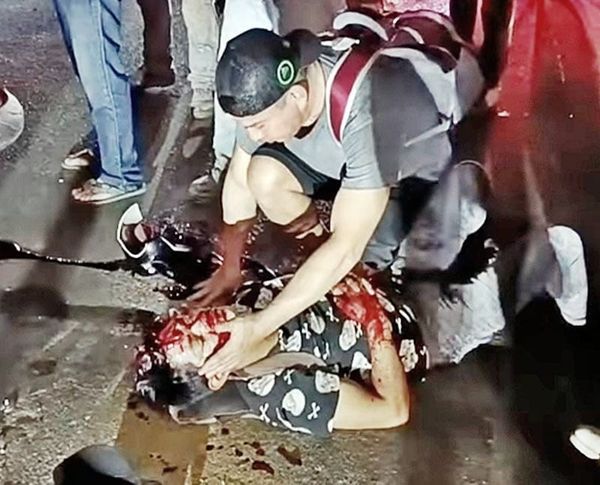 ¡SE ESTAMPA CON UN CAMIÓN TORTON! -ESTA GRAVE, EL CHOFER CONTINUÓ SU TRAYECTORIA