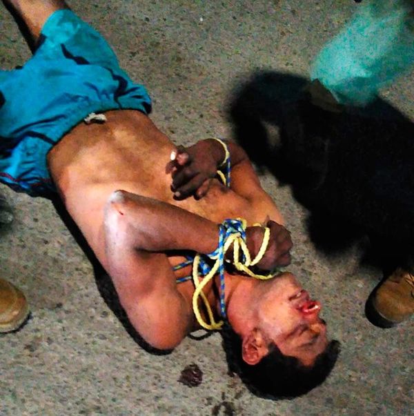 ¡VECINOS AGARRAN A COCOTAZOS A UN JAULERO! - |LO ENTREGAN BIEN AMARRADO A LA POLICÍA