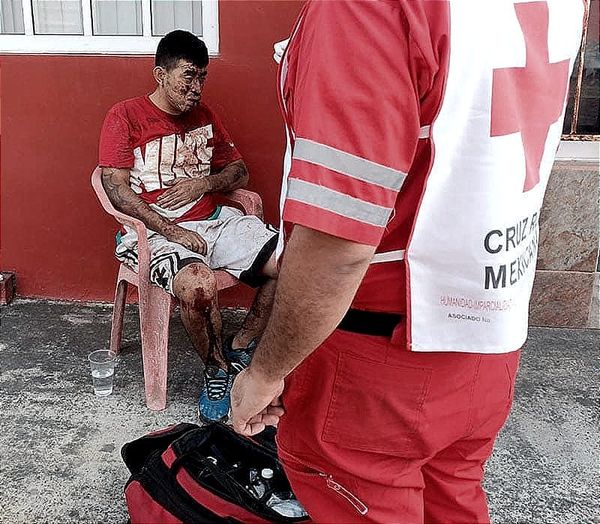 ¡ENCUENTRAN A UN JOVEN GOLPEADO EN LA BANQUETA!