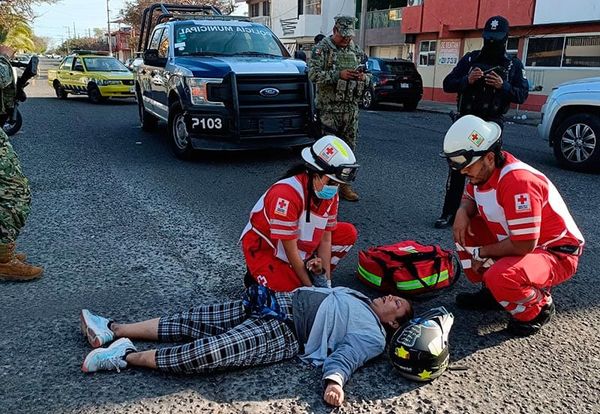 ¡LA BAJAN DE LA MOTO DE UN LLEGUE!