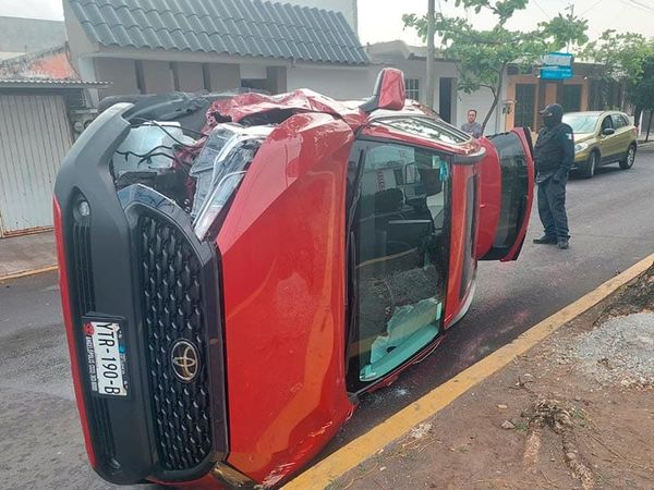 ¡LE PEGA ESTACIONADO! - |Y TERMINA VOLCADO!