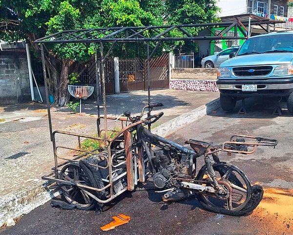 ¡MOTO-TRICICLO CARBONIZADO POR CORTO CIRCUITO!