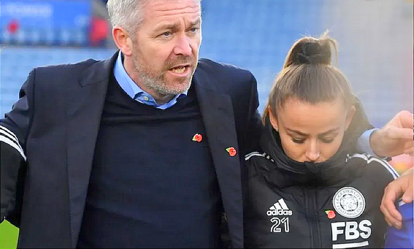 ¡LO CORREN POR ANDAR DE ENAMORADO!