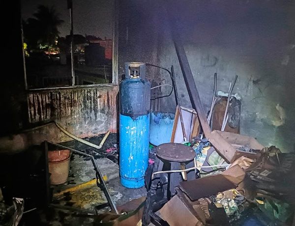 ¡FUEGO DEVORA UNA RECÁMARA EN GEO VILLAS DEL PALMAR!