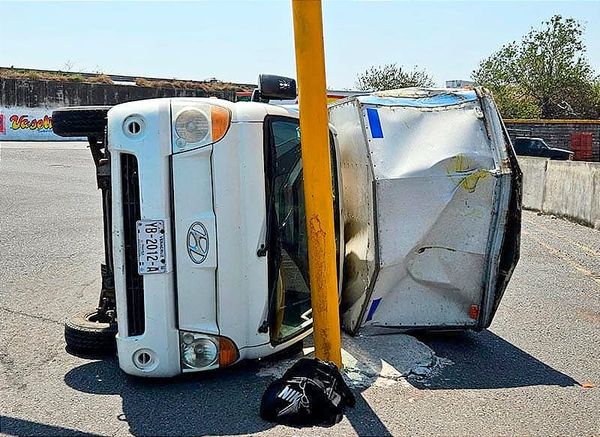 ¡MEDÍA DE MÁS! - VUELCA AL IMPACTARSE CON LOS TUBOS