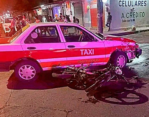 ¡TAXISTA ESCAPA DESPUÉS DE ATROPELLAR A “JINETE DE ACERO”! - EN LA COLONIA CARRANZA