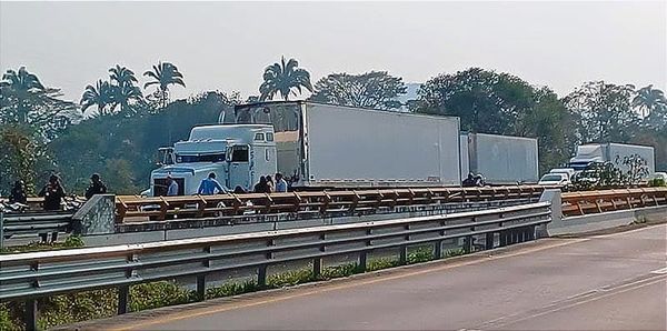 ¡MATAN A UN TRAILERO! - APROVECHARON EL BLOQUEO  PARA ASALTARLO Y TERMINAN DISPARANDOLE