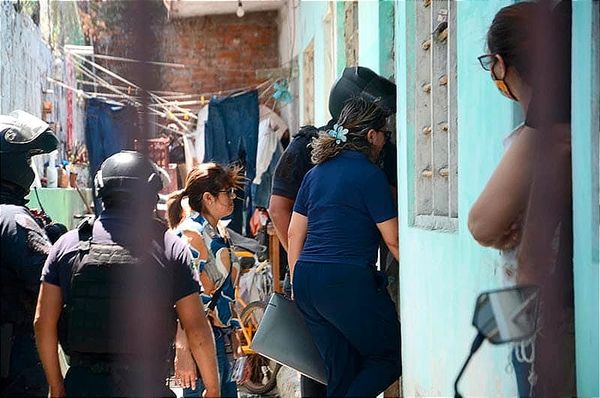 ¡ALERTADOS POR LOS GRITOS DE LOS NIÑOS! - VECINOS RETIENEN A UNA PAREJA