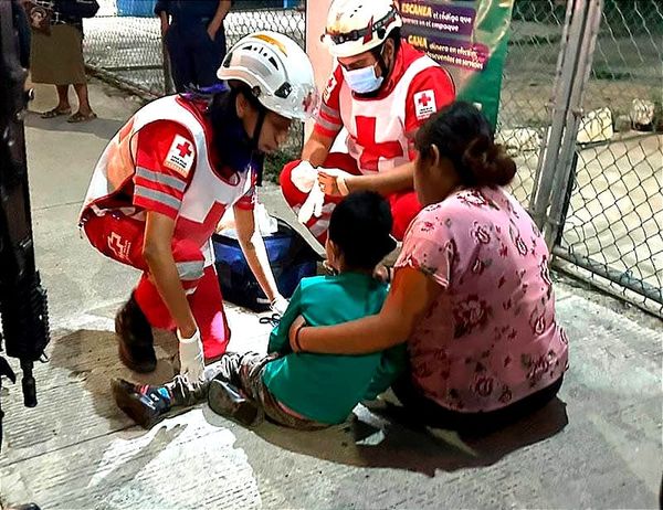 ¡LOS EMBISTE UN MOTORIZADO! - UNA SEÑORA Y UN NIÑO HERIDOS *EN LAS AMAPOLAS