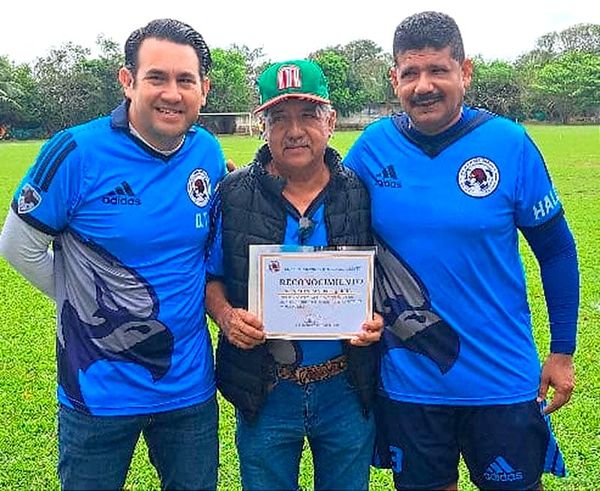¡MERECIDO RECONOCOMIENTO PARA SIMON CANSECO! - Los Halcones del Tejar...