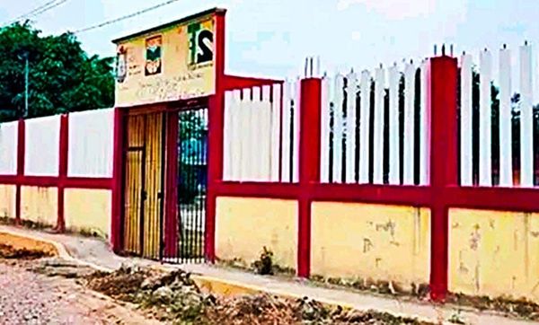 ¡LADRONES SAQUEAN TELESECUNDARIA Y VANDALIZAN SALONES!