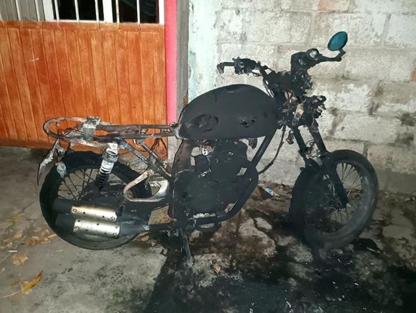 ¡VÁNDALO LE PRENDE FUEGO A MOTOCICLETA!