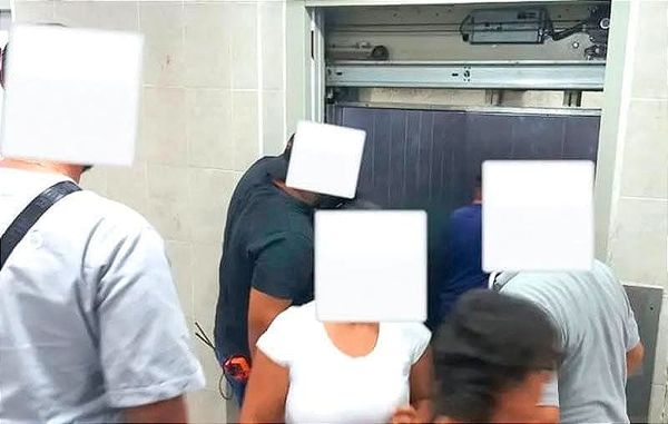 ¡SE LES ATORA EL ELEVADOR! - *Quedan Atrapados Varias Personas