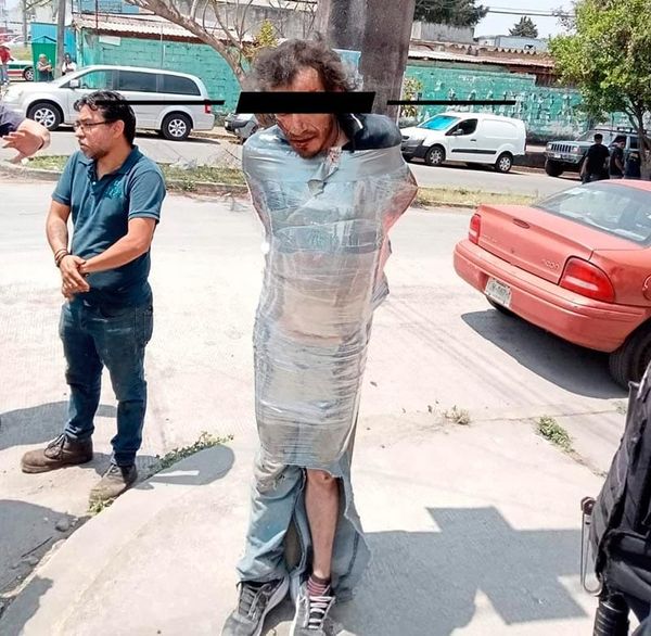¡VECINOS AMARRAN A LADRÓN A POSTE POR CRISTALEAR AUTOS!