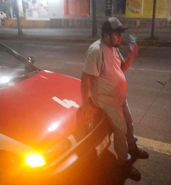 ¡SE PASA EL CUATRO! - EMBISTE A UN MOTOCICLISTA!