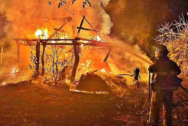 ¡OLVIDAN APAGAR BRASERO Y SE LES QUEMÓ LA CASA!