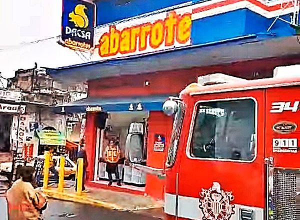 ¡FUEGO DEVORA COMERCIALIZADORA DE ABARROTES! - A UN COSTADO DEL MERCADO DE CÓRDOBA