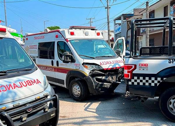 ¡CUATRO HERIDOS EN PATRULLAZO! - *COLISIONAN PATRULLA DE LA SSP Y UNA AMBULANCIA DEL ISSSTE