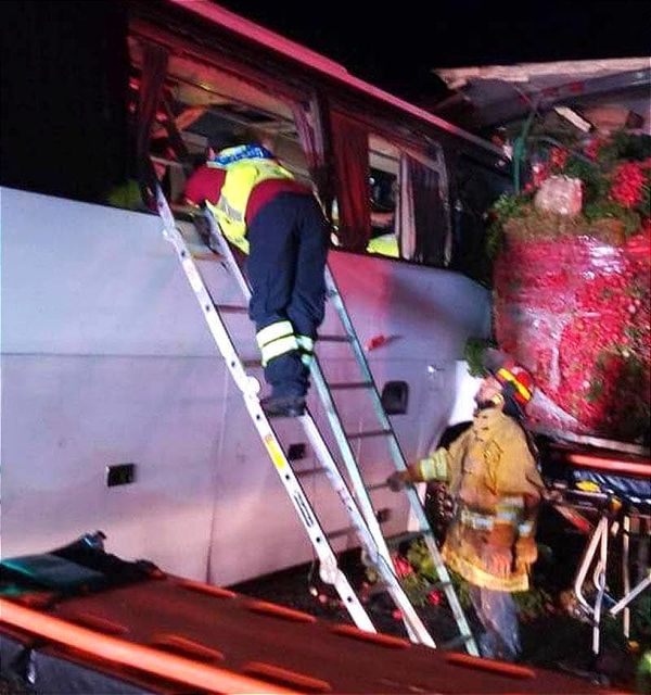 ¡35 HERIDOS! - AUTOBÚS DE TURISMO SE IMPACTA CONTRA TRACTOCAMIÓN EN LA AUTOPISTA