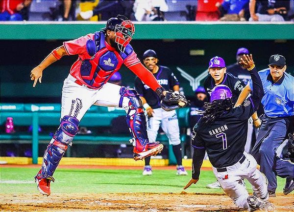 ¡EVITAN LA BARRIDA! - *Con Casa Llena en la Novena, Cacao Valdez Manda el Duelo a Extra Innings.