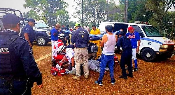 ¡LO MATÓ UN RAYO! - *EL BEISBOLISTA CAYÓ FULMINADO POR EL IMPACTO *HAY CUATRO HERIDOS MÁS *ERA ELECTRICISTA