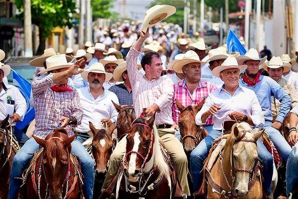 ¡Y CABALGAAAN! - EN CHOLELANDIA...