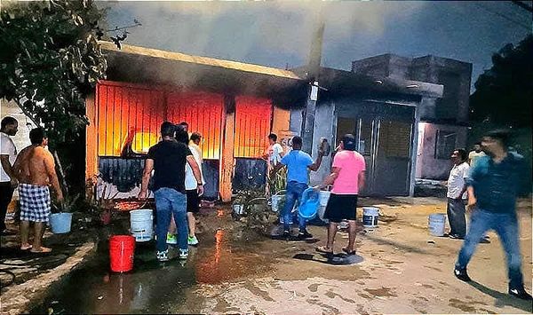 ¡SE LES INCENDIA LA CAMIONETA EN LA COCHERA!