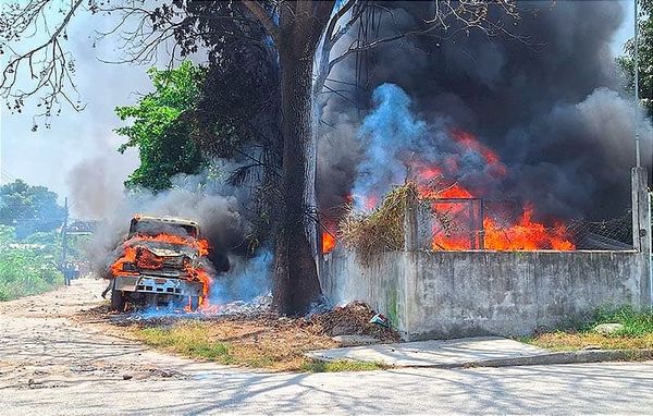 ¡SALEN LOS VECINOS CON LAS CUBETAS