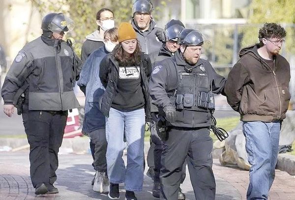 ¡DETIENEN A 100 MANIFESTANTES EN UNIVERSIDAD DE BOSTON!