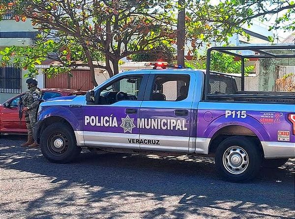 ¡PEDRADAS A LA TRABAJADORA DEL SIX! - *La Agredió por No Darle el Dinero de las Ventas