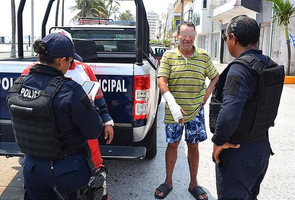 ¡QUISO ESCAPAR CON UNA CHEVE Y LO ENCIERRAN EN EL OXXO!