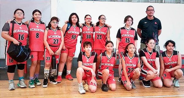 En la Academia de Baloncesto de Halcones Rojos...