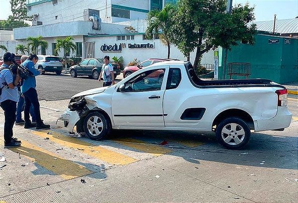 ¡TRANCAZO EN DÍAZ MIRÓN! - *AUTOMÓVIL VS CAMIONETA