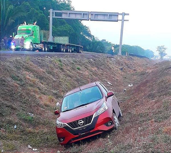 ¡A LA CUNETA! - *LA CÓRDOBA-VERACRUZ *SALIÓ VOLANDO CUANDO SE LE CRUZÓ UN CAFRE