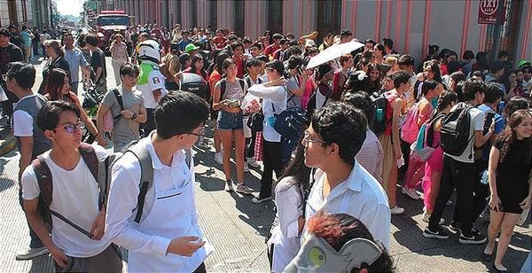¡DESALOJAN A ESTUDIANTES Y MAESTROS! - *EXPLOTAN 2 FRASCOS CON QUÍMICOS, UNO TENÍA CIANURO