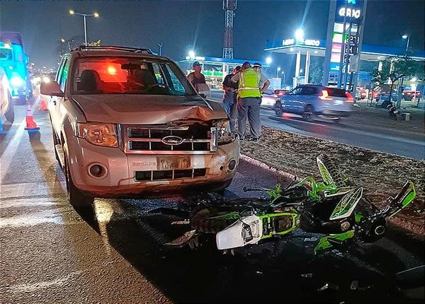 ¡CAMIONETÓN LE DA POR ATRÁS A MOTORIZADO! - *AMAPOLAS...