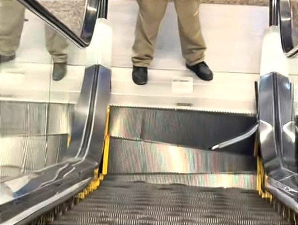 ¡SE DESCONCHIFLAN LAS ESCALERAS! - *PIDEN REVISIÓN DE PROTECCIÓN CIVIL