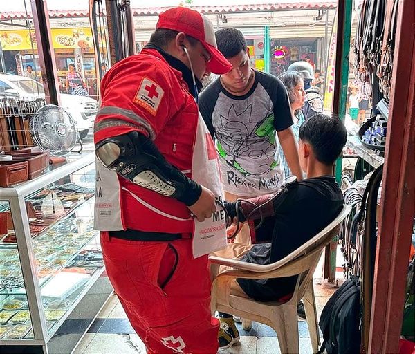 ¡NO LO ESCUCHÓ! - *DE PRONTO SE ATRAVESÓ *DISTRAÍDO CON SUS AUDÍFONOS LE PEGA EL TAXI! *MERCADO HIDALGO